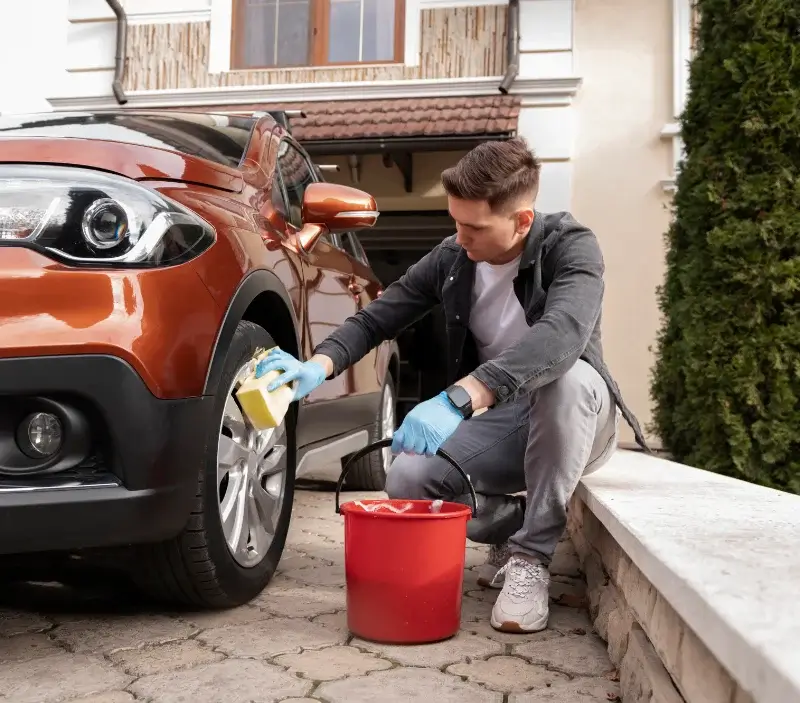 Lavage auto à domicile Choisel : professionnel intervenant sur un véhicule